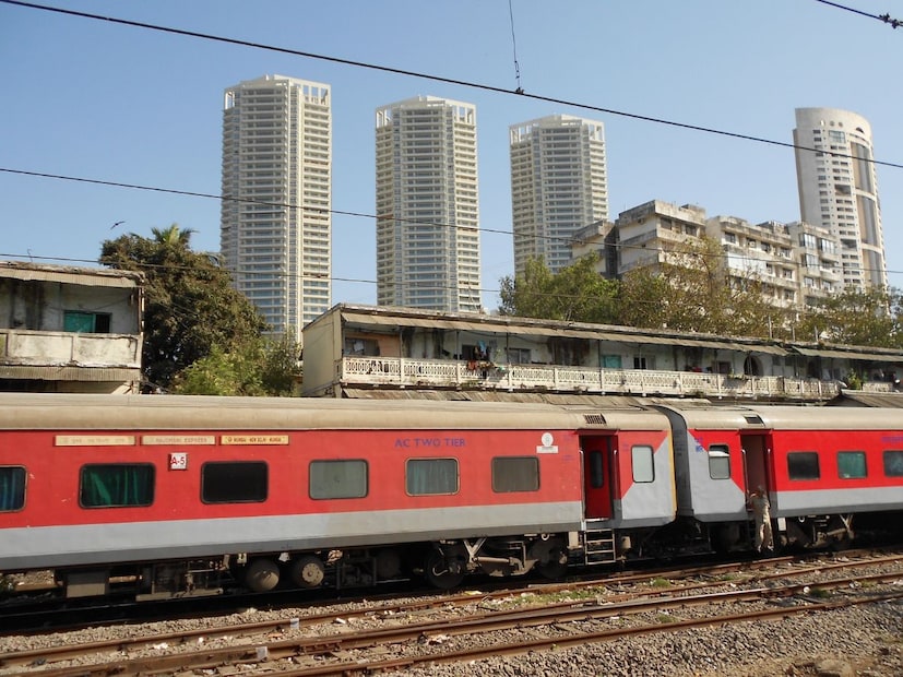 आज भारतीय रेल्वेत मोठ्या प्रमाणात एलएचबी (LHB - Linke Hofmann Busch) कोचचा वापर होतो. हे कोच जुन्या ICF कोचपेक्षा अधिक सुरक्षित, वेगवान आणि आधुनिक आहेत. एका एलएचबी कोचची किंमत सुमारे 2.5 ते 3 कोटी रुपये असते. जर एका एक्सप्रेस ट्रेनमध्ये 20 एलएचबी कोच जोडले गेले, तर केवळ कोचेसचा खर्च 50 ते 60 कोटी रुपयांपर्यंत पोहोचतो.