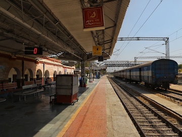 OMG! ट्रेनपेक्षाही लांब भारतातील स्टेशनचं नाव; इतकं मोठं, वाचेपर्यंत सुटेल गाडी OMG! ट्रेनपेक्षाही लांब भारतातील स्टेशनचं नाव; इतकं मोठं, वाचेपर्यंत सुटेल गाडी