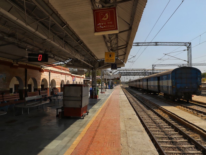 देशभरात बरीच रेल्वे स्टेशन्स आहेत, ज्यांची वेगवेगळी नावं आहेत. फार फार तर एखाद्या रेल्वे स्टेशनचं नाव किती मोठं असेल. 2 अक्षरी, 5 अक्षरी, 10 अक्षरी.... पण सगळ्यात मोठं नाव किती शब्दांचं असेल, तुम्ही विचार केला आहे का? देशभरात बरीच रेल्वे स्टेशन्स आहेत, ज्यांची वेगवेगळी नावं आहेत. फार फार तर एखाद्या रेल्वे स्टेशनचं नाव किती मोठं असेल. 2 अक्षरी, 5 अक्षरी, 10 अक्षरी.... पण सगळ्यात मोठं नाव किती शब्दांचं असेल, तुम्ही विचार केला आहे का?