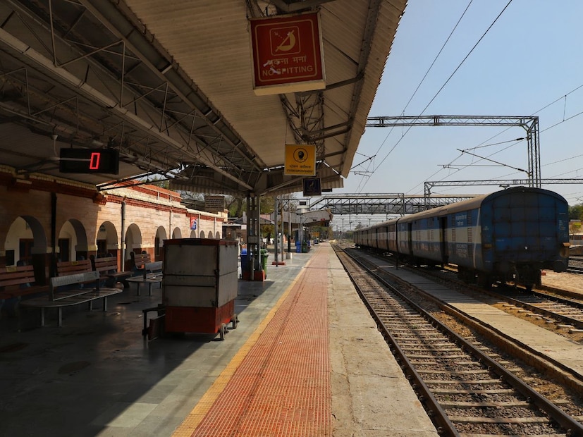 आता प्रश्न येतो की, एवढा खर्च करून ही ट्रेन एका वेळेला किती कमाई करते?मीडिया रिपोर्ट्सनुसार, भारतीय रेल्वे दररोज सुमारे 400 कोटी रुपये कमावते. रेल्वेची सर्वाधिक कमाई मालगाड्यांमधून होते. याशिवाय प्रवासी तिकीट, पार्सल सेवा, भंगार (Scrap) विक्री आणि स्टेशन सेवांमधूनही कमाई होते. साध्या मेल/एक्सप्रेस ट्रेनमधून प्रति प्रवासी रेल्वेला 40 ते 50 रुपये मिळतात, तर प्रीमियम ट्रेनमधून (शताब्दी, राजधानी, वंदे भारत) प्रति प्रवासी 100 ते 500 रुपयांपर्यंत उत्पन्न मिळते.