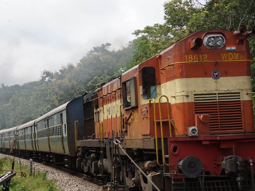 काय आहे रेल्वेचा नवा नियम?भारतीय रेल्वेने सर्व प्रवासी श्रेणींमध्ये  AC-1, AC-2, AC-3, स्लीपर आणि चेअर कार  या नव्या नियमाची अंमलबजावणी सुरू केली आहे.
म्हणजेच आता कोणत्याही ट्रेनमध्ये सीट्सच्या एकूण संख्येच्या जास्तीत जास्त 25% प्रवाशांनाच वेटिंग लिस्ट तिकीट मिळेल. विशेष म्हणजे, अपंग प्रवासी, महिला, ज्येष्ठ नागरिक आणि विदेशी प्रवासी यांच्यासाठी राखीव कोटा यात धरला जाणार नाही.