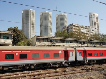 चाकापासून ते इंजिनपर्यंत...एका संपूर्ण ट्रेन बनवण्यासाठी किती खर्च येतो माहितीय? चाकापासून ते इंजिनपर्यंत...एका संपूर्ण ट्रेन बनवण्यासाठी किती खर्च येतो माहितीय?