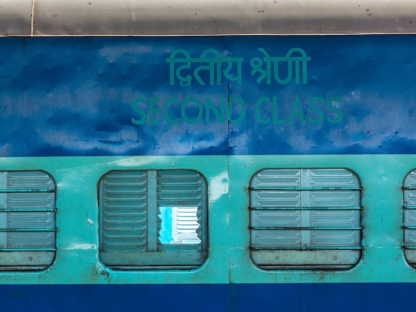 भारतीय रेल प्रवासाचा भाग आपल्या दैनंदिन जीवनाशी घट्ट जोडलेला आहे. लाखो लोक रोज कामासाठी, शिक्षणासाठी किंवा पर्यटनासाठी रेल्वेने प्रवास करतात. पण अनेकदा कन्फर्म तिकीट न मिळाल्याने प्रवासी वेटिंग लिस्टमध्ये अडकतात आणि प्रवास होईल की नाही, याची अनिश्चितता वाढते. या समस्येवर तोडगा म्हणून भारतीय रेल्वेने एक महत्त्वाचा निर्णय घेतला आहे. ज्यामुळे प्रवाशांना कन्फर्म सीट मिळेल. भारतीय रेल प्रवासाचा भाग आपल्या दैनंदिन जीवनाशी घट्ट जोडलेला आहे. लाखो लोक रोज कामासाठी, शिक्षणासाठी किंवा पर्यटनासाठी रेल्वेने प्रवास करतात. पण अनेकदा कन्फर्म तिकीट न मिळाल्याने प्रवासी वेटिंग लिस्टमध्ये अडकतात आणि प्रवास होईल की नाही, याची अनिश्चितता वाढते. या समस्येवर तोडगा म्हणून भारतीय रेल्वेने एक महत्त्वाचा निर्णय घेतला आहे. ज्यामुळे प्रवाशांना कन्फर्म सीट मिळेल.