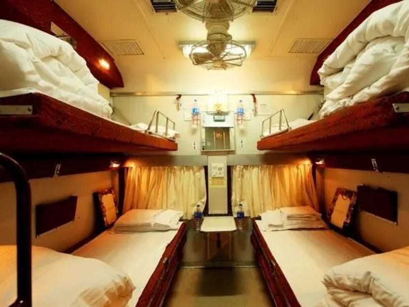 'उपलब्ध बर्थ'ची गणना कशी होते?‘उपलब्ध बर्थ’ म्हणजे अशा सीट्स ज्या सर्व विशेष कोट्यांच्या (जसे महिला, वरिष्ठ नागरिक, परदेशी प्रवासी, दिव्यांग इ.) वाटपानंतर सर्वसामान्य बुकिंगसाठी उरतात. उदाहरणार्थ, जर कोटे लागू केल्यानंतर 400 सीट्स उपलब्ध असतील, तर त्यापैकी फक्त 100 सीट्सवरच वेटिंग तिकीट दिले जाईल (म्हणजेच 25%).