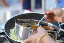 आधी की शेवटी भाजी बनवताना मीठ कधी टाकावं? अनेक गृहिणींना हे माहित नसतं