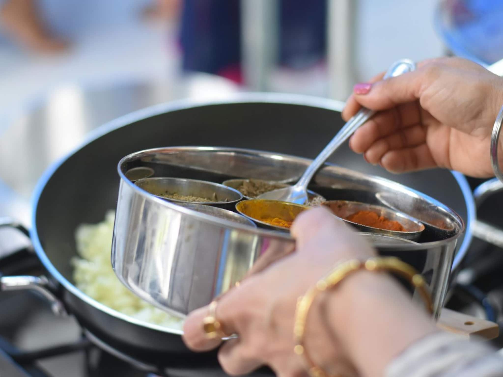 आधी की शेवटी भाजी बनवताना मीठ कधी टाकावं? अनेक गृहिणींना हे माहित नसतं