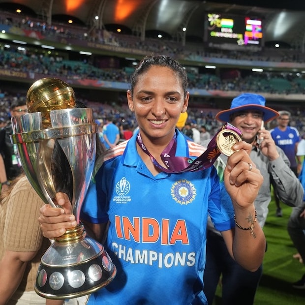 हरमनप्रीत ही पंजाब पोलिसात डीएसपी देखील आहे, जी तिला कायमस्वरूपी पगार देते. तिला PUMA, CEAT, HDFC लाईफ आणि बूस्ट सारख्या ब्रँडच्या जाहिरातींमधून दरवर्षी सुमारे 50 लाख रुपये मिळतात. तिच्याकडे पटियाला आणि मुंबईत आलिशान घरे आहेत आणि ती तिच्या लक्झरी कार आणि बाईकच्या संग्रहासाठी ओळखली जाते.