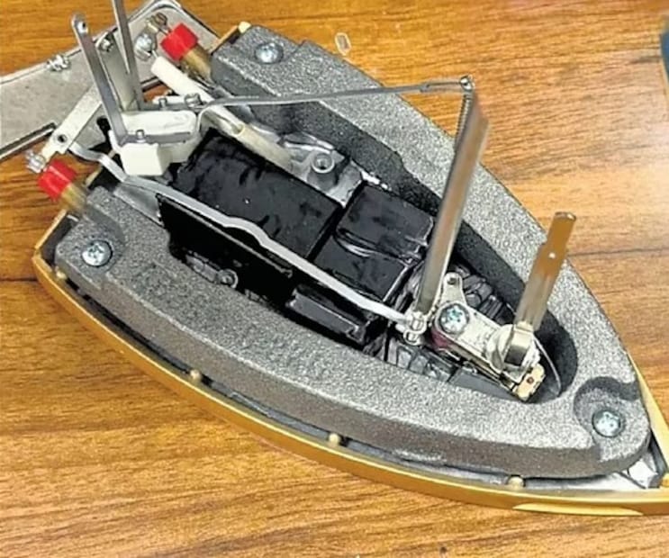 अधिकाऱ्यांनी संपूर्ण इस्री उघडली त्यात शेवटच्या कप्प्यात काळ्या रंगात रॅप करुन सोन्याचे बार लपवून ठेवण्यात आले होते. ते सगळे उघडल्यानंतर पोलीस हैराण होते. जवळपास 11 सोन्याचे बार हे आरोपींनी शक्कल लढवून लपवून ठेवण्यात आले होते. 