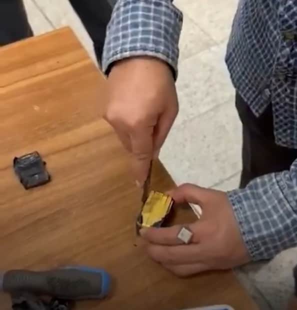 14 नोव्हेंबर रोजी जेव्हा दोघंजण आंतरराष्ट्रीय विमानतळावर एका बॉक्ससह दिसले. त्या बॉक्सची तपासणी करण्यात आली. त्यामध्ये इस्री होती. वरवर पाहता इस्री दिसत होती मात्र त्यामध्ये खजाना दडला होता. 