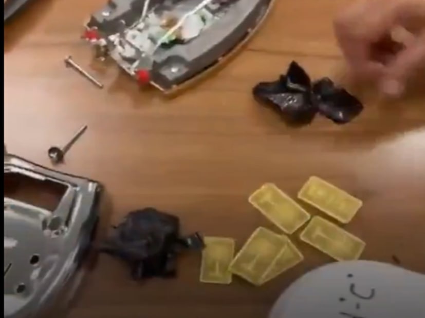 1.196 किलो सोन्याचे बार जप्त केले आहेत. DRI ने हैद्राबादमध्ये ही कारवाई केल्याची माहिती मिळाली आहे. या प्रकरणात दोघांना अटक करण्यात आली असून चौकशी सुरू आहे. गुप्तचर विभागाकडून माहिती मिळाल्यानंतर या दोघांकडील इस्री ताब्यात घेण्यात आली आणि त्यानंतर हा सगळा प्रकार समोर आला. 