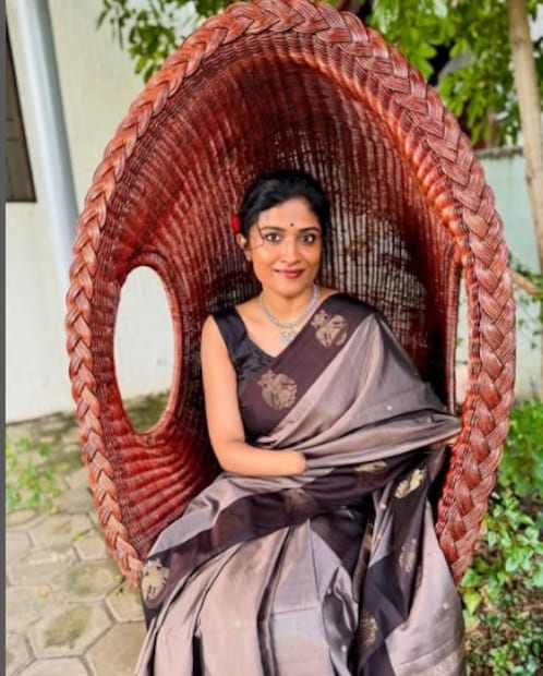 मालविका म्हणाल्या डॉक्टरांच्या म्हणण्यानुसार हाताच्या ज्या भागावर हाड बाहेर आलं, तो भाग मांसाने झाकलेला नाही. जर हा हात चुकून कुठेही आदळला, तर मी वेदनेने मरून जाईन.