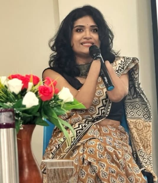 मालविका यांनी त्यांच्या ऑपरेशनदरम्यान झालेल्या एका गंभीर चुकीबद्दल सांगितले. स्फोटानंतर मालविका यांचा जीव वाचवण्यासाठी डॉक्टर खूप दबावाखाली होते, त्यामुळे उजवा हात शिवताना त्यांच्याकडून शस्त्रक्रिया करताना चूक झाली. 