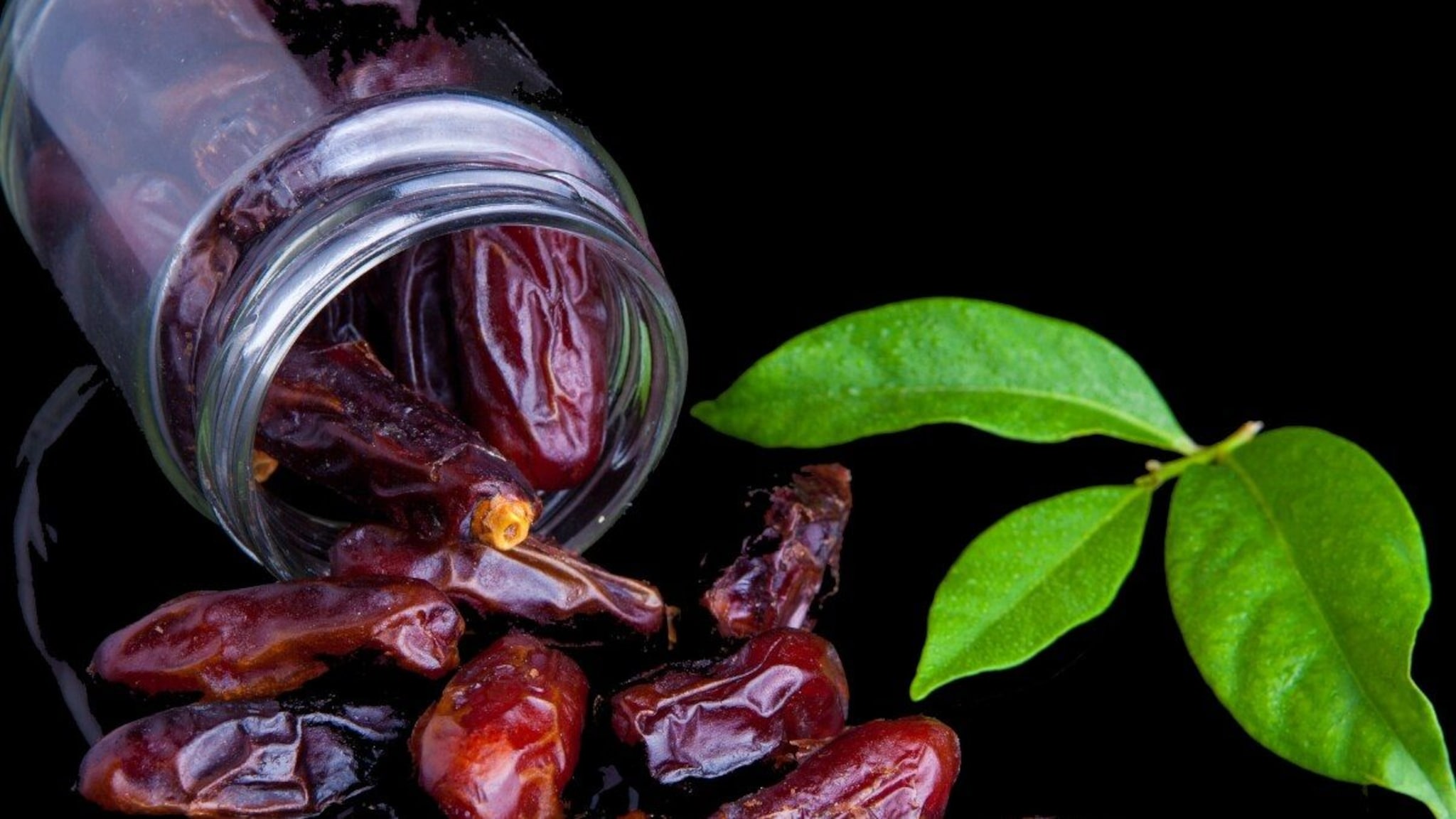 रोज 'खजूर' खाल्ल्याने कॅन्सर-डायबेटिसचा धोका कमी होतो? डाॅक्टरांनी दिली महत्त्वाची माहिती...