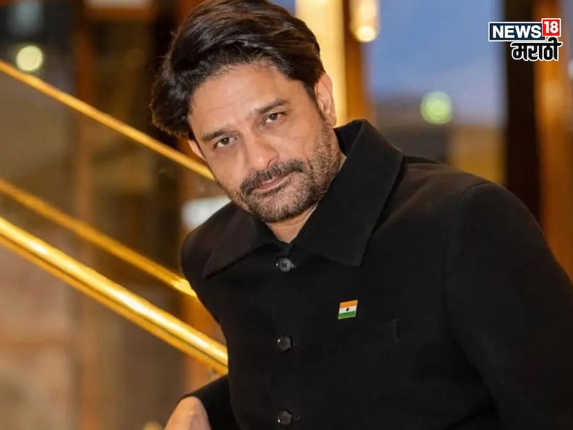 अभिनेते जयदीप अहलावतचा जन्म हरियाणाच्या रोहतक जिल्ह्यातील मेहम चौबिसी तहसीलमधील खारकारा या गावात झाला. याच गावात ही प्रथा फॉलो केली जाते. नवजात बाळ जन्माला आलं की गावात बिग बींचे सिनेमे दाखवले जातात.  