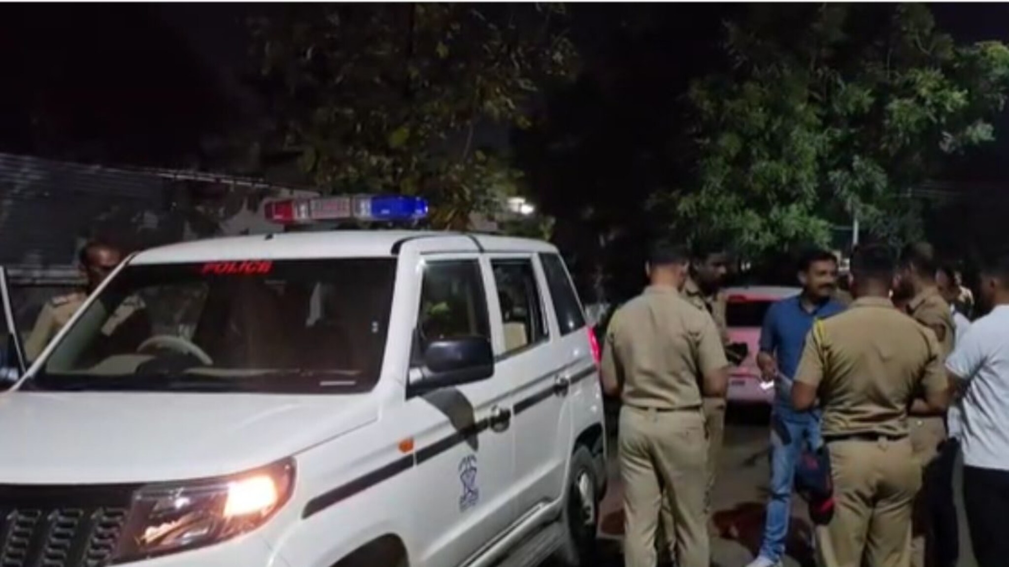 जळगावात मध्यरात्री थरार, अवैध दारू विक्रेत्याकडून तुफान गोळीबार, दोघे गंभीर