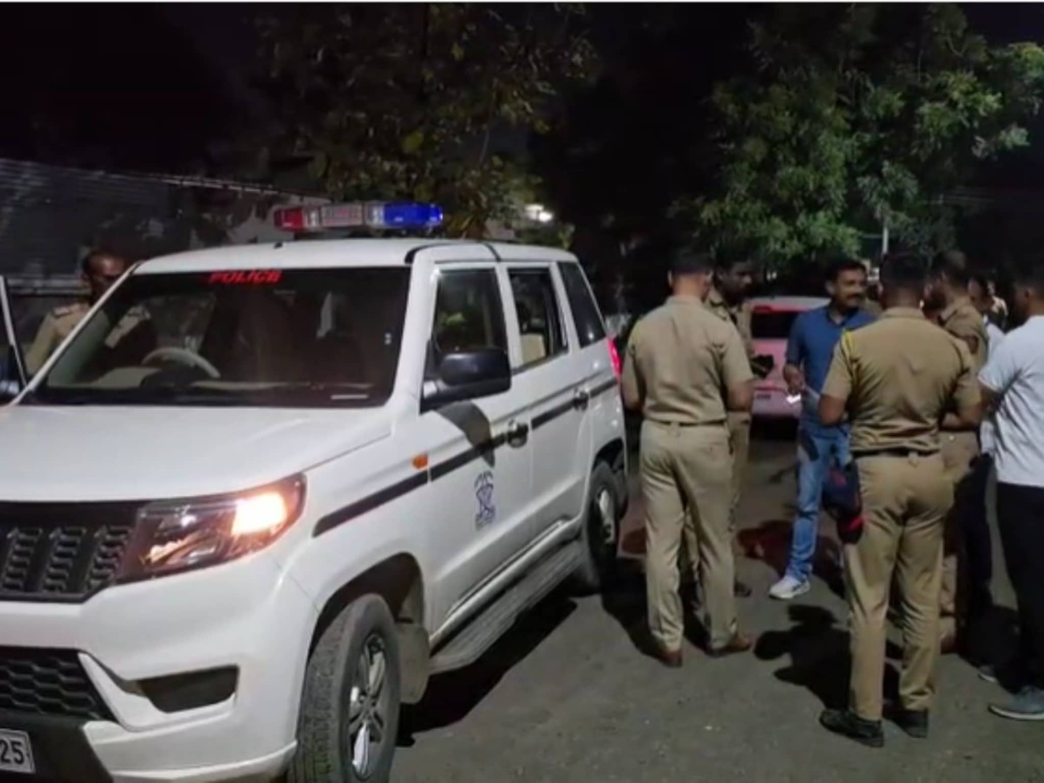 जळगावात मध्यरात्री थरार, अवैध दारू विक्रेत्याकडून तुफान गोळीबार, दोघे गंभीर