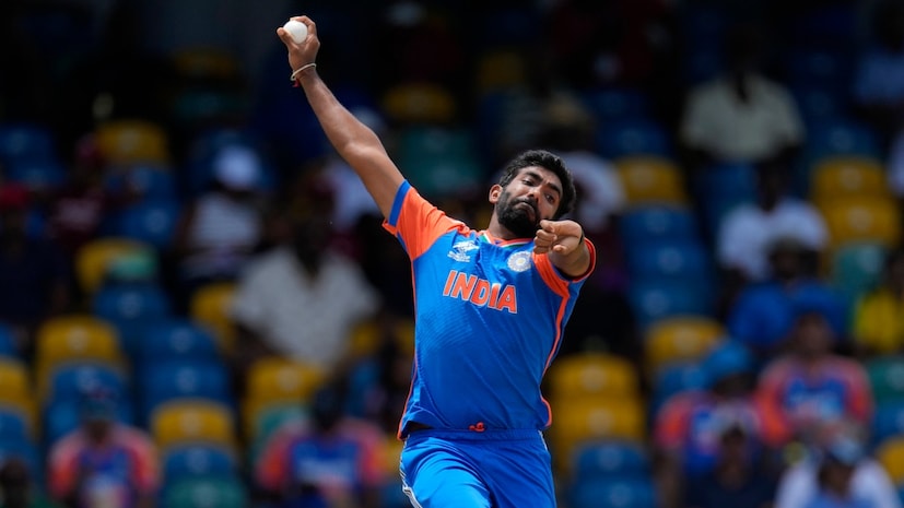 पुरुष आणि महिला क्रिकेटमधला सगळ्यात मोठा फरक हा बॉलच्या आकाराचा आणि वजनाचा आहे. महिला क्रिकेटमध्ये 4.94 आऊन्स ते 5.31 आऊन्स म्हणजेच 140 ग्रॅम ते 151 ग्रॅम वजनाचा बॉल वापरला जातो. महिला क्रिकेटच्या बॉलचा घेर 8.25 इंच ते 8.88 इंच असतो. त्या तुलनेत पुरुषांच्या क्रिकेट बॉलचे वजन 5.5 आऊन्स ते 5.75 आऊन्स (156 ते 163 ग्रॅम) एवढे असते.