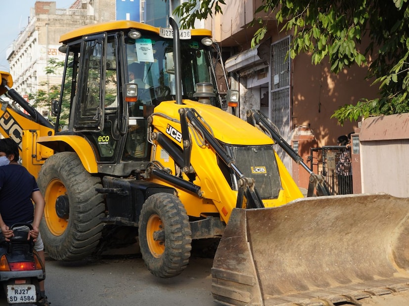 लक्षात ठेवा साधं LMV (कारचं) लायसन्स पुरेसं नाही. हे चालव्यासाठी ड्रायव्हरकडे खास ट्रेनिंग असणं गरजेचं. बहुतेक कंपन्या अनुभव असलेल्या ऑपरेटरलाच काम देतात. मालकाला स्वतः लायसन्स नसले तरी, मशीन चालवणाऱ्या ऑपरेटरकडे हेवी मशीन लायसन्स असणं अनिवार्य आहे.