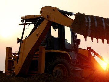 JCB कितीला मिळतो? चालवायला वेगळं लायसन्स लागतं का? संपूर्ण माहिती