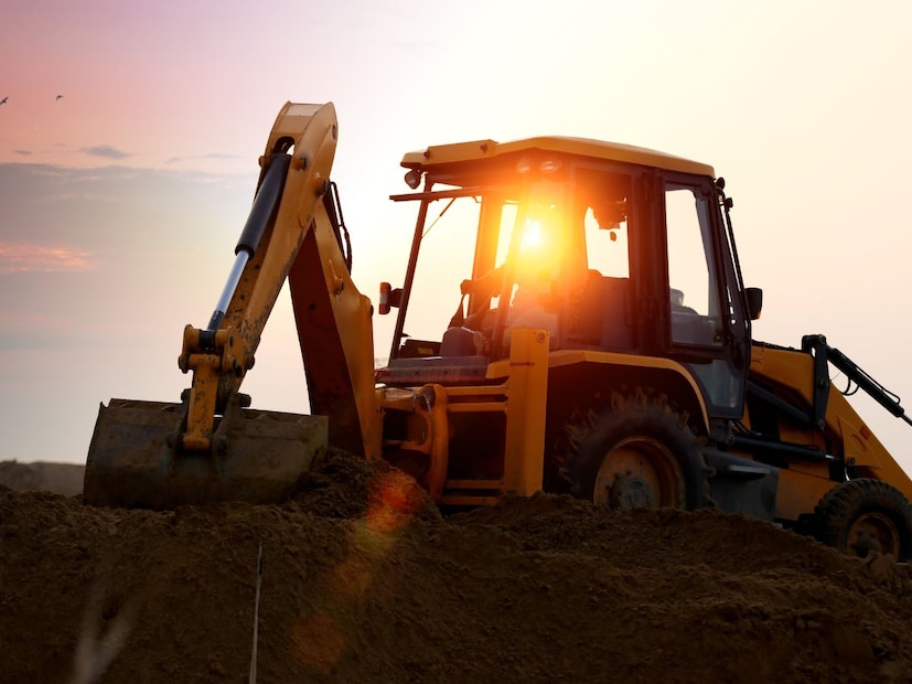 याशिवाय RTO रजिस्ट्रेशन, इन्शुरन्स, सर्व्हिसिंग आणि डिलिव्हरी चार्जेसमुळे एकूण किंमत काही लाखांनी वाढू शकते. अनेक कंपन्या EMI आणि फायनान्सिंगची सुविधाही देतात, त्यामुळे छोटे कॉन्ट्रॅक्टरही ही यंत्रं घेऊ शकतात.