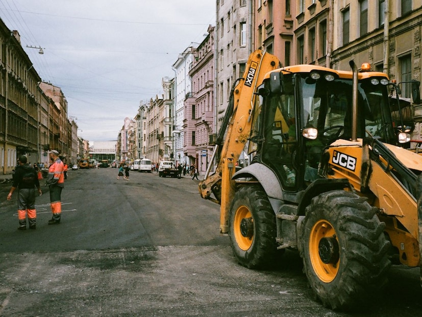 JCB / बुलडोजरची किंमत किती असते?भारतात JCB किंवा बुलडोजरची किंमत मॉडेल, क्षमतेनुसार आणि कंपनीनुसार बदलते. साधारण श्रेणी अशी दिसते: -बॅकहो लोडर (JCB 3DX सारखे): ₹28 लाख ते ₹38 लाख -मिनी एक्स्कॅव्हेटर: ₹18 लाख ते ₹28 लाख -मध्यम क्षमता एक्स्कॅव्हेटर: ₹40 लाख ते ₹65 लाख -हाय-एन्ड बुलडोजर / हेवी एक्स्कॅव्हेटर: ₹75 लाख ते ₹1.5 कोटींपर्यंत