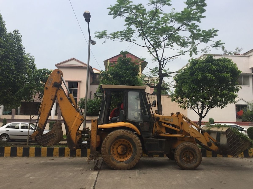 JCB आणि बुलडोजर ही महागडी पण अत्यंत उपयुक्त मशीनरी असून बांधकाम क्षेत्रात त्यांची मागणी प्रचंड आहे. कोणत्याही सामान्य व्यक्तीला हे मशीन विकत घेणं पूर्णपणे कायदेशीर आहे; मात्र, ते चालवण्यासाठी प्रशिक्षित आणि लायसन्सधारक ऑपरेटर लागतो. योग्य मॉडेल, फायनान्सिंग आणि अनुभवी ऑपरेटर मिळाला तर हे यंत्र काही वर्षांतच चांगला रिटर्न देतं.