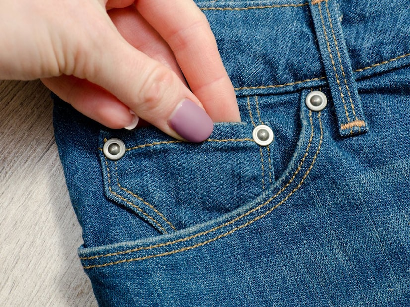 काम करताना पॉकेट वॉच सुरक्षित राहावी आणि सहज उपलब्ध व्हावी यासाठी जीन्सवर ही छोटी पॉकेट जोडली गेली. ती मूळात 'कॉइन पॉकेट' नसून 'वॉच पॉकेट' (Watch Pocket) होती.