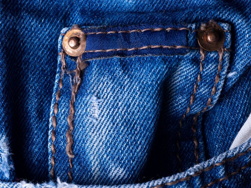 या पॉकेटला त्यावेळी 'वॉच पॉकेट' किंवा 'कंडोमिनियम' असेही म्हटले जाई. खाण कामगार, गुराखी (Cowboys) आणि रेल्वे कर्मचारी अशा कामगारांना आपले मौल्यवान घड्याळ धूळ, माती आणि शारीरिक श्रमादरम्यान सुरक्षित ठेवण्यासाठी ही पॉकेट अत्यंत उपयुक्त ठरली.