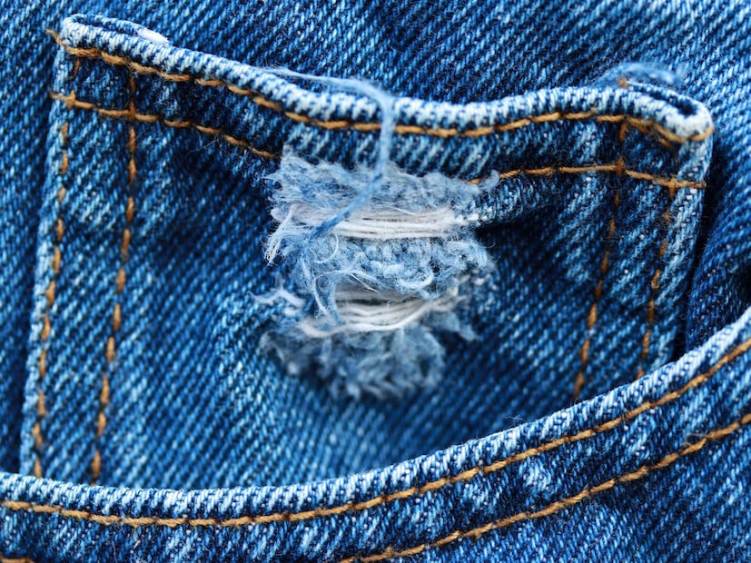 जीन्स (Jeans) हा आजच्या फॅशनचा आणि दैनंदिन जीवनाचा अविभाज्य भाग आहे. मग ते पुरुष असोत किंवा महिला, लहान मुलं असोत किंवा कोणी वृद्ध, सगळेच हल्ली जीन्स वापरु लागले आहेत. लोक आपल्या आवडीप्रमाणे कधी पेन्सिल, कधी लूज, कधी मॉम फिट तर कधी फ्लेअर जीन्स वापरतात. जीन्समध्ये पॉकेट जिन्स देखील असते. आपण तिच्यावर असलेल्या वेगवेगळ्या पॉकेट्सला नक्कीच पाहिलं असेल. जीन्स (Jeans) हा आजच्या फॅशनचा आणि दैनंदिन जीवनाचा अविभाज्य भाग आहे. मग ते पुरुष असोत किंवा महिला, लहान मुलं असोत किंवा कोणी वृद्ध, सगळेच हल्ली जीन्स वापरु लागले आहेत. लोक आपल्या आवडीप्रमाणे कधी पेन्सिल, कधी लूज, कधी मॉम फिट तर कधी फ्लेअर जीन्स वापरतात. जीन्समध्ये पॉकेट जिन्स देखील असते. आपण तिच्यावर असलेल्या वेगवेगळ्या पॉकेट्सला नक्कीच पाहिलं असेल.