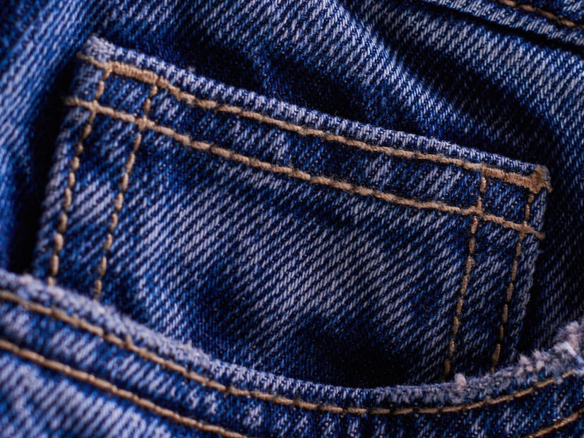 आता तुमच्या मनात नक्कीच उत्सुकता वाढली असेल की असं का आहे त्यात? चला सविस्तर जाणून घेऊ.जीन्सचा शोध लागला तो 19  व्या शतकात, जेव्हा लेव्ही स्ट्रॉस (Levi Strauss) यांनी कामगार वर्गासाठी टिकाऊ आणि मजबूत कपड्यांचे डिझाइन केले. या काळात, आजच्यासारखी मनगटी घड्याळे (Wrist Watches) फारशी प्रचलित नव्हती. त्याऐवजी, पुरुष कामगार आणि व्यापारी चेन असलेली छोटी पॉकेट वॉच (Pocket Watch) वापरत असत.