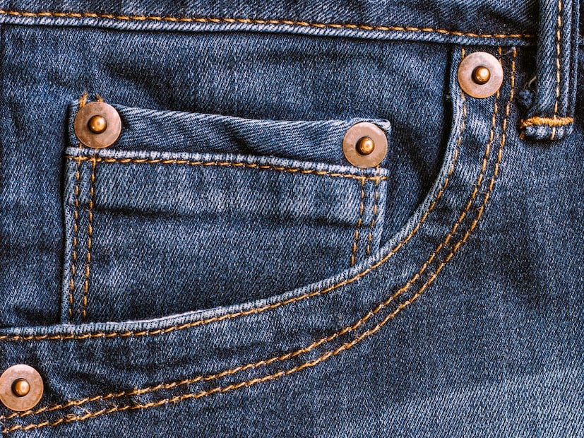 पण जीन्सच्या उजव्या बाजूच्या मोठ्या पॉकेटमध्ये असलेले, अत्यंत लहान पॉकेट (Small Pocket) आपण अनेकदा दुर्लक्ष करतो. सोशल मीडियावर बऱ्याच काळापासून हा प्रश्न फिरत आहे की या लहान पॉकेटचा खरा उपयोग काय आहे? अनेकांना वाटते की ते नाणी ठेवण्यासाठी आहे, तर काही लोक त्याला केवळ 'डिझाइन' मानतात. पण या पॉकेटचा इतिहास थेट 19 व्या शतकाशी जोडलेला आहे आणि तो जीन्सच्या जन्मकथेचा एक महत्त्वाचा भाग आहे.