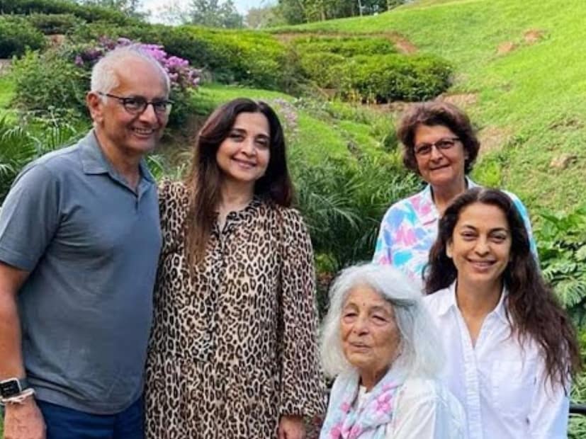 त्यानंतर जूहीला तिच्या सासूने धीर दिला. ती म्हणाली, 