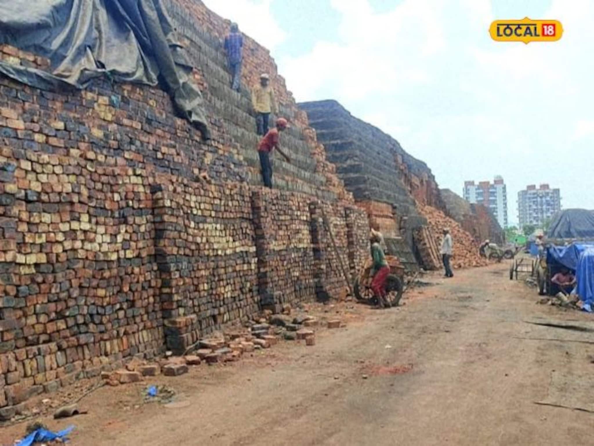 उष्ण भट्टीसमोर करतात काम, कशी असते विटभट्टी कामगारांची दैनंदिनी? पाहा Video