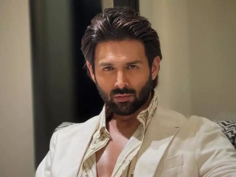  कार्तिक आर्यन आज बॉलिवूडमध्ये 'हँडसम हंक' म्हणून ओळखला जातो. आज तो आपल्या चित्रपटांसाठी कोट्यवधी रुपयांचं मानधन घेतो, पण पहिल्या चित्रपटासाठी त्याला खूपच कमी फी मिळाली होती.