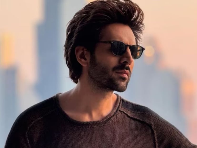  कार्तिक आर्यनला बॉलिवूडमध्ये 13 वर्षे झाली आहेत. त्याने 2011 मध्ये 'प्यार का पंचनामा' या चित्रपटाच्या माध्यमातून पदार्पण केलं. हा सिनेमा सुपरहिट ठरला त्यानंतर त्याने कधीही मागे वळून पाहिलं नाही. आज तो इंडस्ट्रीचा सेल्फ-मेड स्टार आहे. विशेष म्हणजे कोणत्याही गॉडफादरशिवाय त्याने आपल्या टॅलेंटच्या जोरावर फिल्म इंडस्ट्रीत आपलं नाव कमावलं आहे.