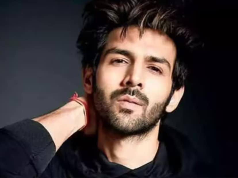  बॉलिवूडमधील संघर्ष कोणाला चुकलेला नाही. पण अल्पावधीतच इंडस्ट्री गाजवणारा एक अभिनेता सध्या चांगलाच चर्चेत आहे. त्याच्या चित्रपटांनी बॉक्स ऑफिसवर दणदणीत कमाई केली आहे. हा दुसरा-तिसरा कोणी नसून कार्तिक आर्यन आहे. कार्तिक आज आपला 35 वा वाढदिवस साजरा करत आहे.