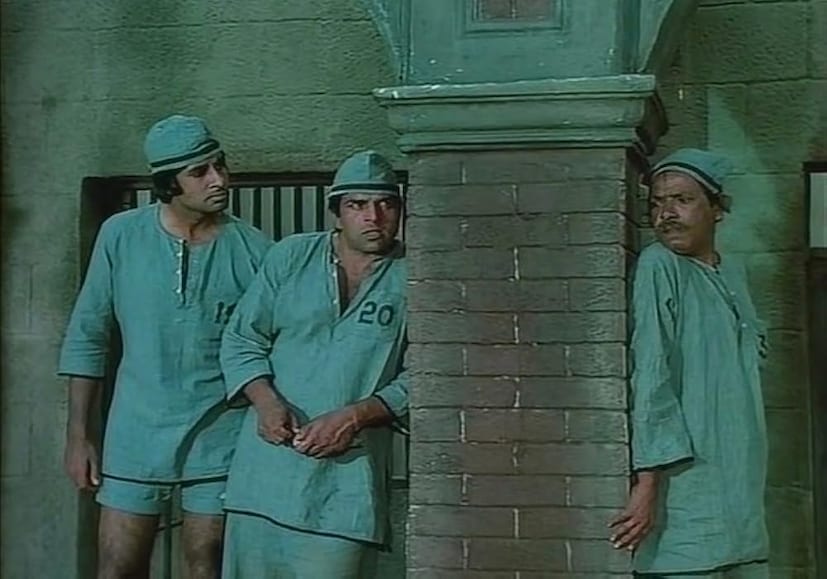 केस्टो मुखर्जी -  'शोले' मध्ये हरिराम नाईच्या भूमिकेतून केस्टो मुखर्जी त्यांनी आपल्या अभिनयाचा ठसा उमटवला. 3 मार्च 1982 साली त्यांचं हृदयविकाराच्या झटक्यानं निधन झालं.  चित्रपटसृष्टीने उत्कृष्ट विनोदी कलाकार गमावला.