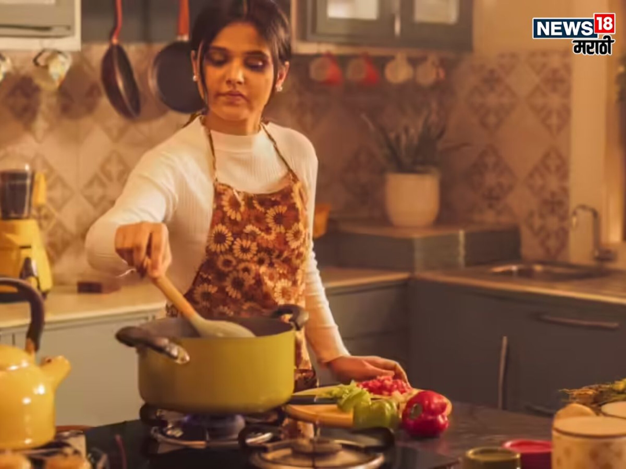 Kitchen Hacks : चुटकीसरशी जेवण होईल तयार, वेळ न घालवता तुम्हीही वापरा स्मार्ट किचन हॅक्स, नंतर म्हणू नका आधी का नाही समजलं!