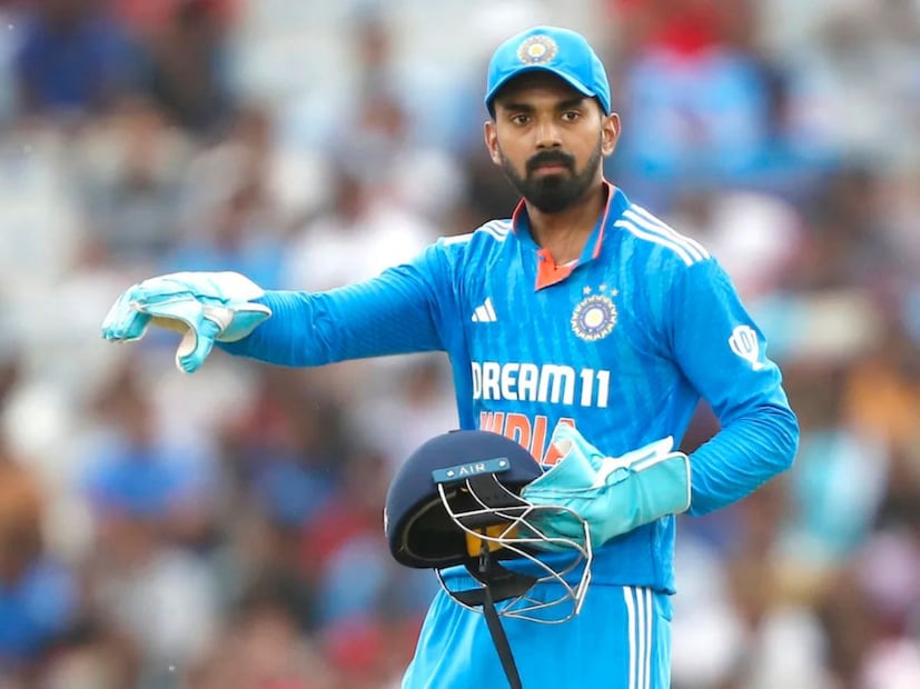 गिलच्या गैरहजेरीमध्ये केएल राहुलला टीमचं नेतृत्व देण्यात आलं आहे. पहिल्या वनडेसाठीची प्लेइंग इलेव्हन जवळपास निश्चित असली तरी चौथ्या क्रमांकाच्या एका जागेसाठी चार खेळाडूंमध्ये स्पर्धा आहे. यातल्या फक्त एकाच खेळाडूला पहिल्या सामन्यात मैदानात उतरण्याची संधी मिळेल.