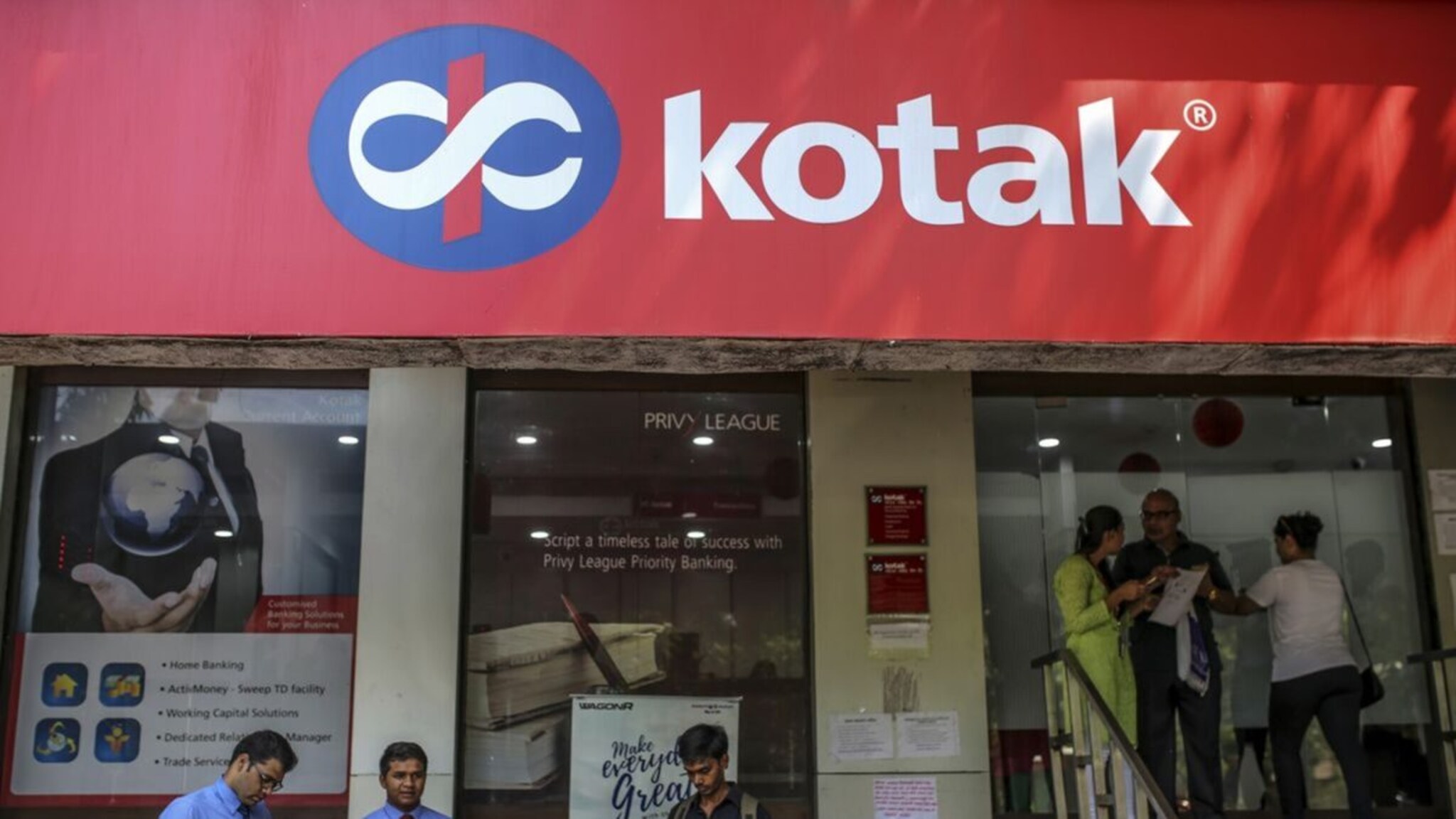 SMS अलर्टसाठी बँक ग्राहकांकडून वसूल करणार पैसे, तुमचं तर अकाउंट या बँकेत नाही?