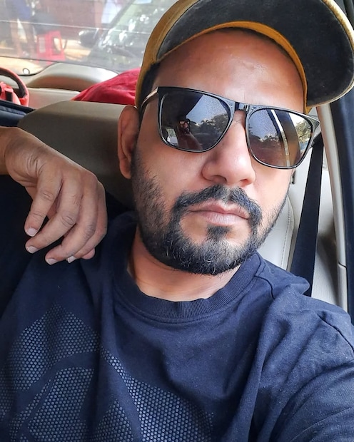  "तो मुलगा म्हणजे मी आहे. तो दिग्दर्शक म्हणजे सचिन सर आहेत. ज्या मुलाला सुरुवातीला अजिबातच आत्मविश्वास नव्हता की चालीवर लिहिता येईल का, त्यानंतर मी 72 सिनेमांची गाणी लिहिली."