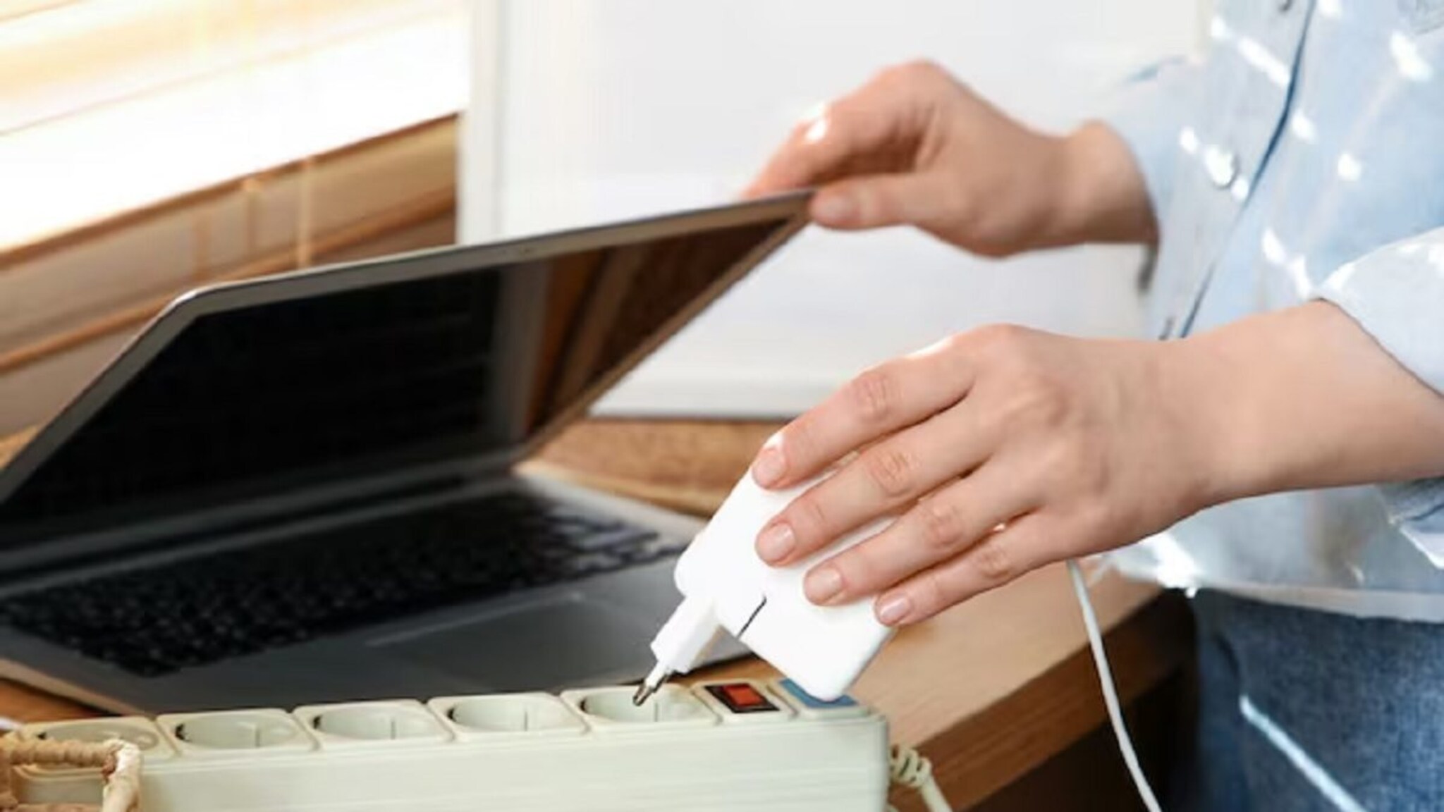 लॅपटॉप नेहमी चार्जिंगला लावणं बरोबर की चूक? लोक राहतात कन्फ्यूज 