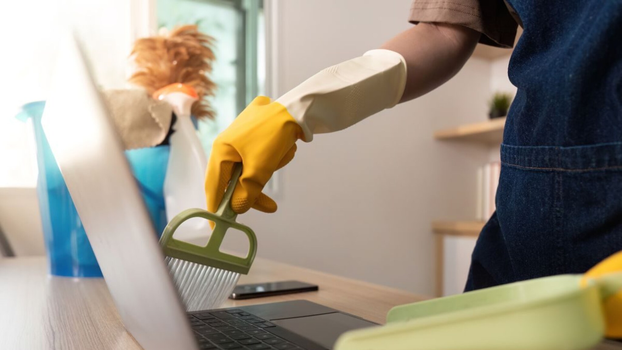 Laptop Clean Tip : लॅपटॉपची स्क्रीन साफ कशी करायची? 99 टक्के लोक करतात ही मोठी चूक