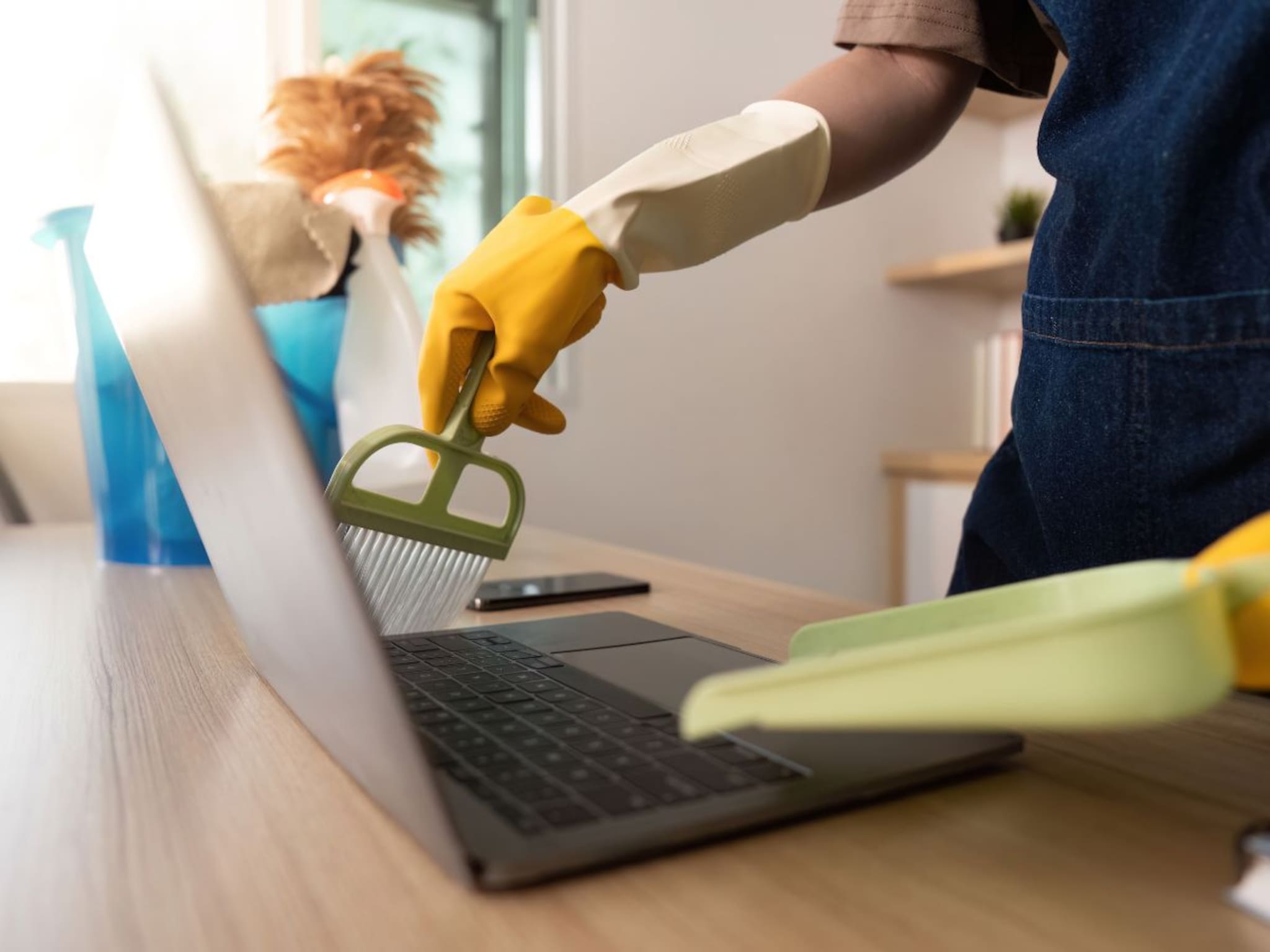 Laptop Clean Tip : लॅपटॉपची स्क्रीन साफ कशी करायची? 99 टक्के लोक करतात ही मोठी चूक