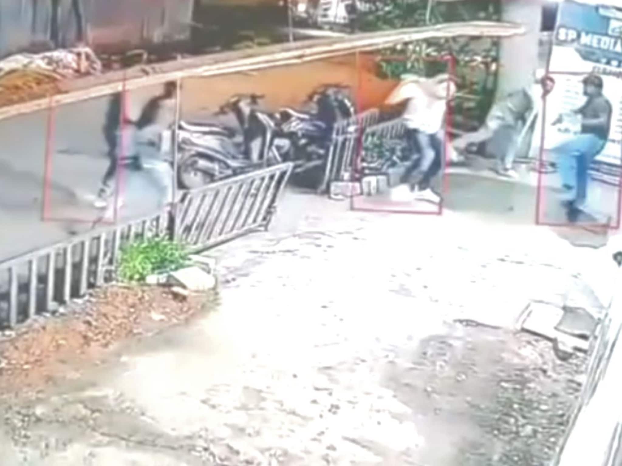 Latur: चौघांनी त्याला चौकात गाठलं, 4 जणांनी तलवारीने सपासप केले वार, लातूरमधला भयानक VIDEO