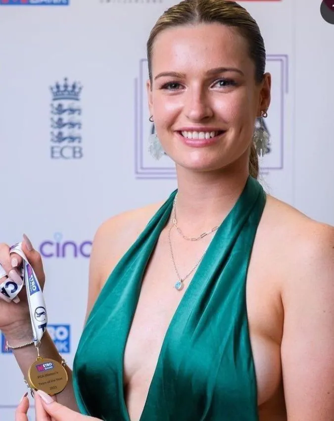 फास्ट बॉलर असलेली लॉरेन बेल हिने इंग्लंडकडून 5 टेस्ट, 31 वनडे आणि 36 टी-20 मॅच खेळल्या आहेत. बेलने महिला टेस्ट मॅचमध्ये 24.11 च्या सरासरीने 18 विकेट घेतल्या ज्यात तिने दोन वेळा इनिंगमध्ये 4 विकेट घेतल्या.