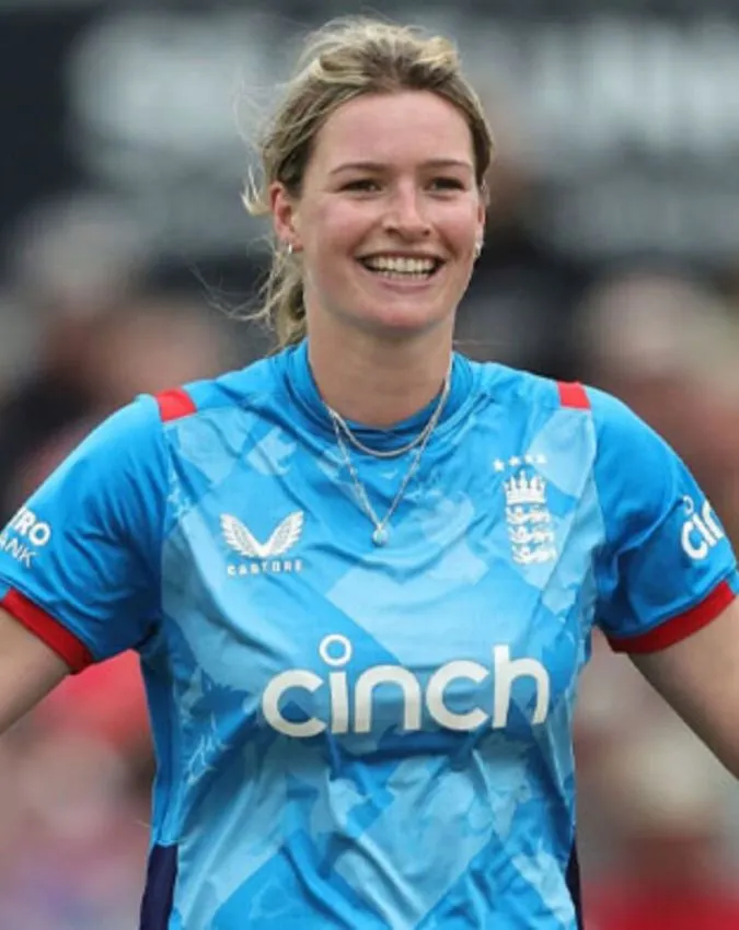 RCB कडून खेळणार जगातली सगळ्यात सुंदर खेळाडू, स्मृतीच्या हाती 6 फुटांची बॉलर!