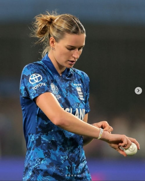 लॉरेन बेलची उंची 6.1 फूट आहे, त्यामुळे तिचं टोपण नाव 'द शार्ड' ठेवण्यात आलं आहे. द शार्ड ही लंडनमधील 72 मजली बिल्डिंग आहे. 