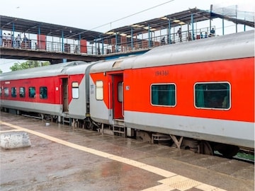 महाराष्ट्रात 16 एक्सप्रेस फास्ट ट्रॅकवर, मुंबई-पुणे-नागपूर-कोल्हापूर प्रवास सुस्साट, 200 KMPH चा तुफान स्पीड! महाराष्ट्रात 16 एक्सप्रेस फास्ट ट्रॅकवर, मुंबई-पुणे-नागपूर-कोल्हापूर प्रवास सुस्साट, 200 KMPH चा तुफान स्पीड!