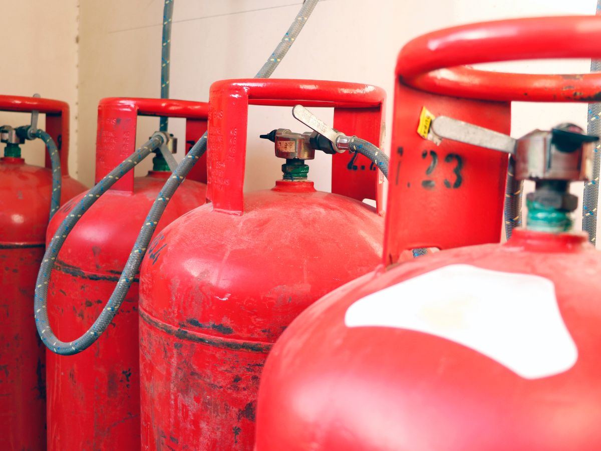 भारताला लागणाऱ्या एकूण एलपीजी (LPG) पैकी जवळपास 60% गॅस हा आखाती देशांतून आयात केला जातो. होरमुझची सामुद्रधुनी (Strait of Hormuz): इराण आणि ओमानच्या दरम्यान असलेला हा समुद्रमार्ग जागतिक इंधन पुरवठ्यासाठी अत्यंत महत्त्वाचा आहे. इराण-अमेरिका संघर्षात हा मार्ग वारंवार विस्कळीत होत असल्याने भारताकडे येणाऱ्या गॅस जहाजांना विलंब होत आहे. 7 मार्च 2026 रोजी घरगुती सिलिंडरच्या दरात 60 रुपयांची मोठी वाढ करण्यात आली, तर कमर्शियल सिलिंडर तब्बल 115 रुपयांनी महागला आहे. कच्च्या तेलाच्या किमती प्रति बॅरल $100 च्या पार गेल्याने ओएमसी (Oil Marketing Companies) वर दबाव वाढला आहे.